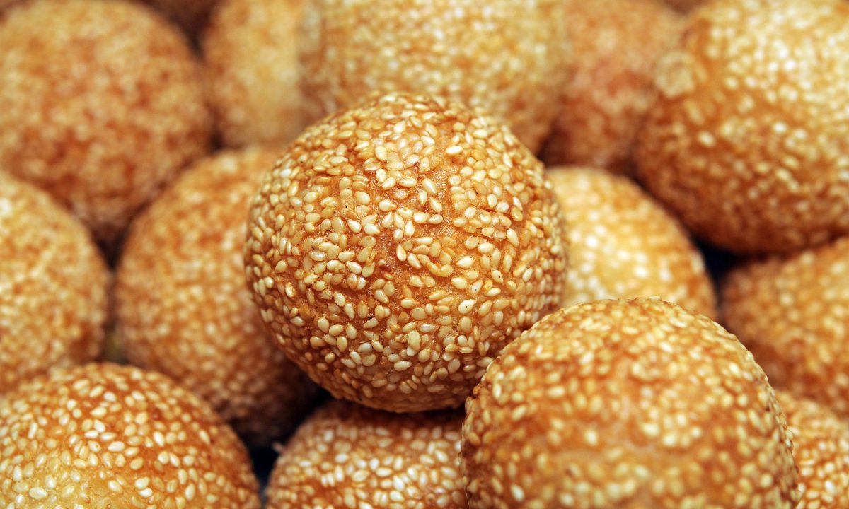 Επιστροφή στα θρανία με το πιο θρεπτικό κολατσιό που θα φτιάξετε με μπανάνα και σουσάμι