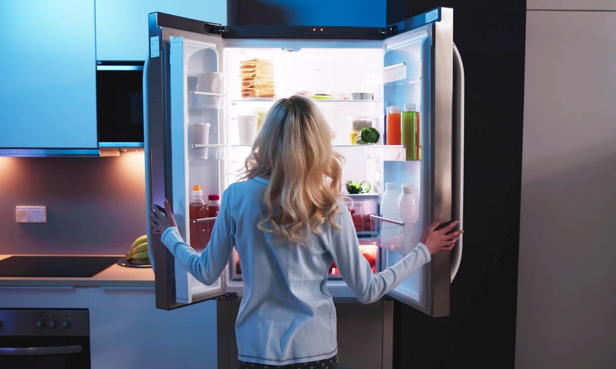 Γιατί το ψυγείο κάνει θορύβους τη νύχτα; Πότε είναι φυσιολογικοί και πότε όχι