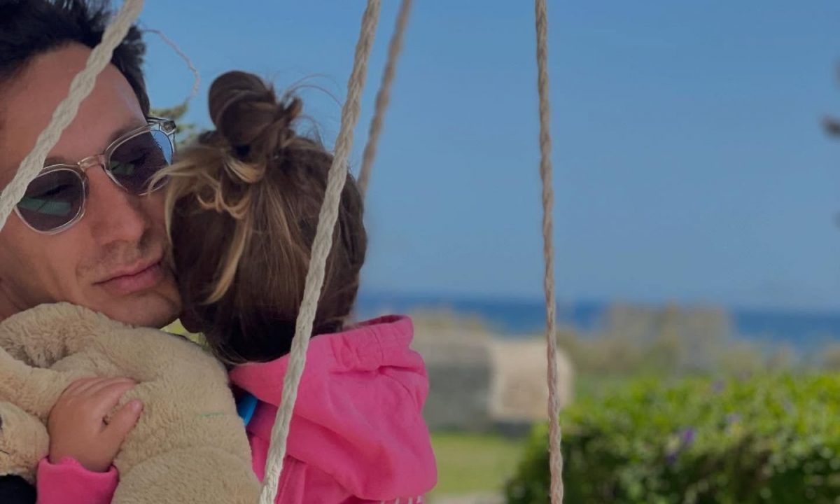 Καλοκαιρινές στιγμές ευτυχίας: Ο Μιχάλης Σαράντης με την κόρη του στη θάλασσα