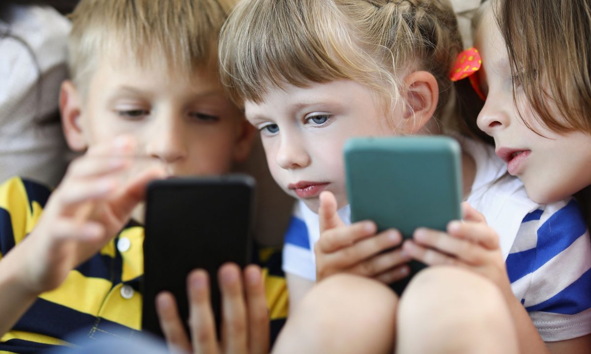 Πόσο βλάπτουν οι οθόνες την όραση των παιδιών;