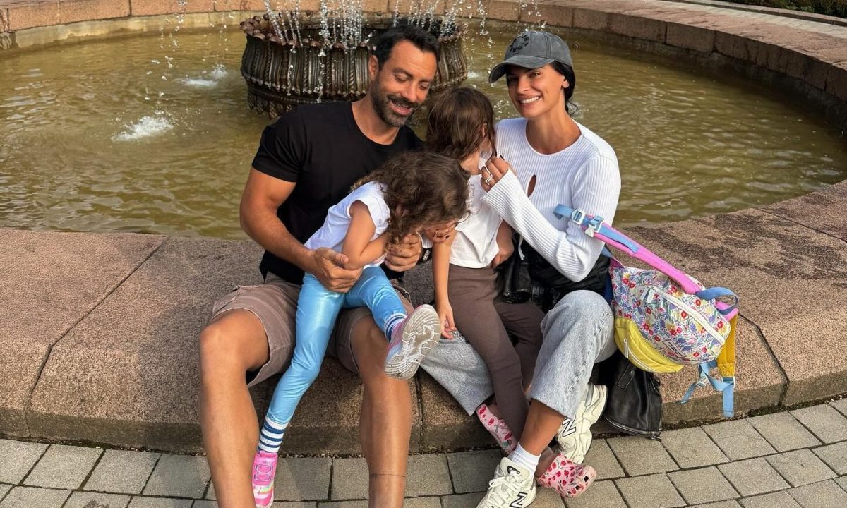 Χριστίνα Μπόμπα: Η γλυκιά έκπληξη στο γραφείο της από τον μπαμπά Σάκη και τις κόρες τους