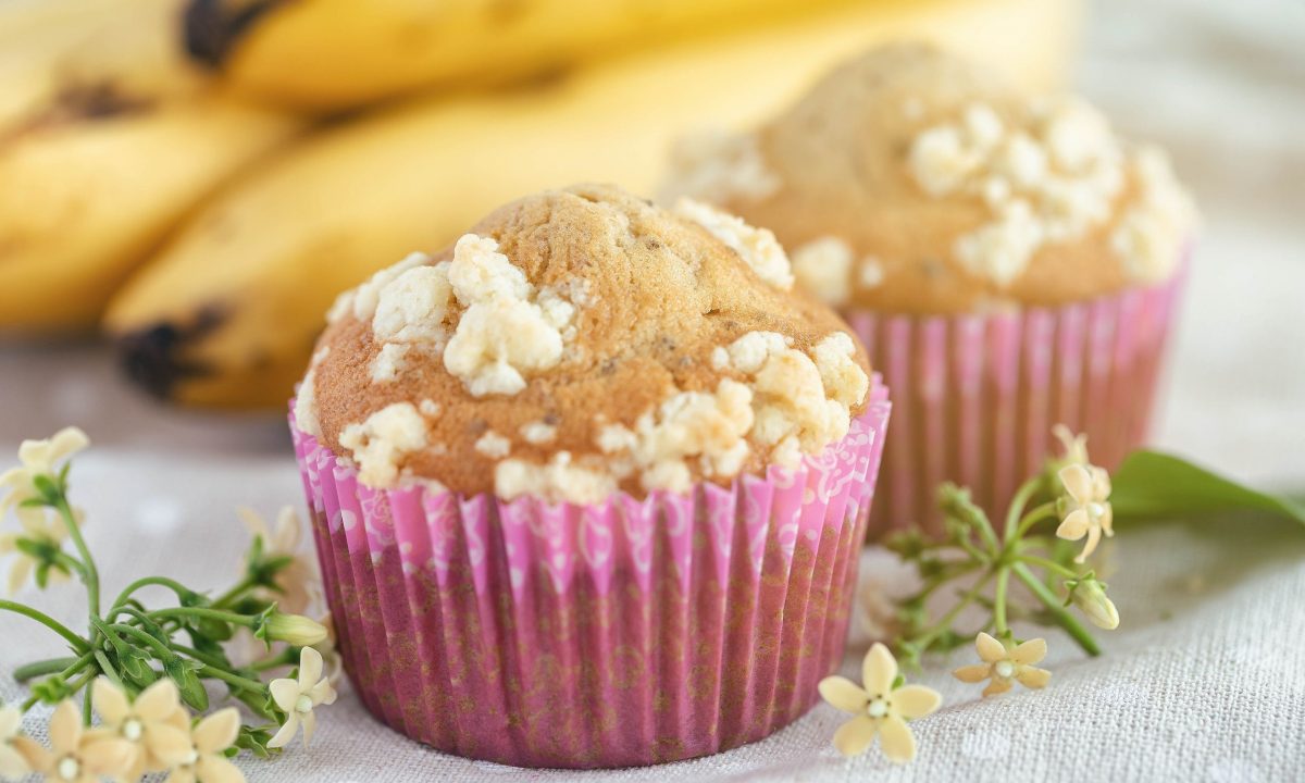 Muffins με μπανάνα και crumble: Το πιο νόστιμο κολατσιό για το σχολείο