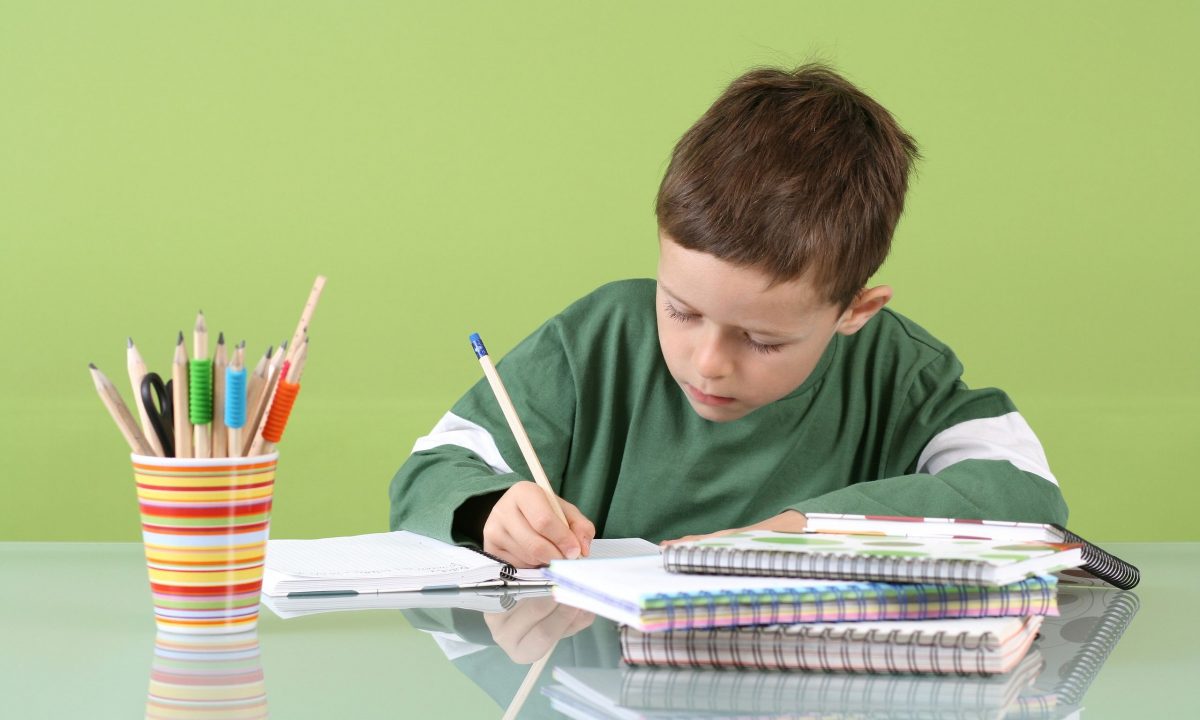 Χρόνος μελέτης στο σπίτι: Πόσες ώρες πρέπει να διαβάζουν τα παιδιά ανά τάξη;