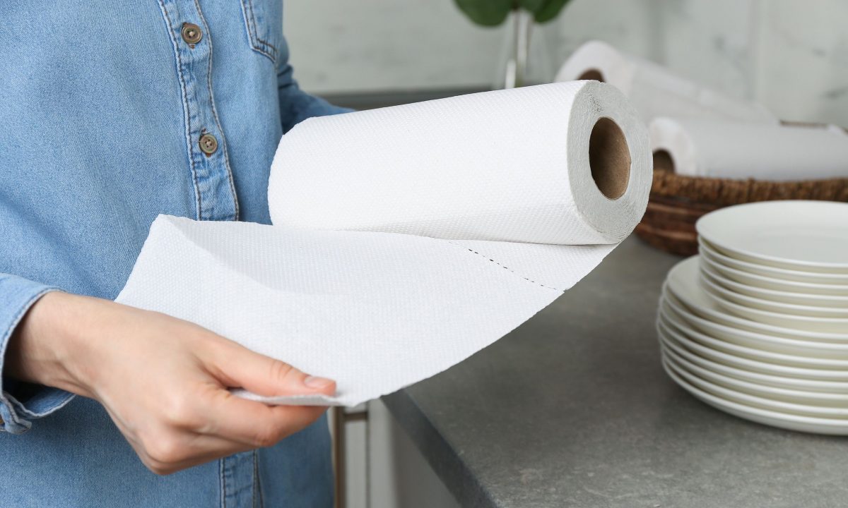 Μαμά δείχνει πώς επαναχρησιμοποιεί το χαρτί κουζίνας στο σπίτι –Τι προειδοποιεί ένας ειδικός