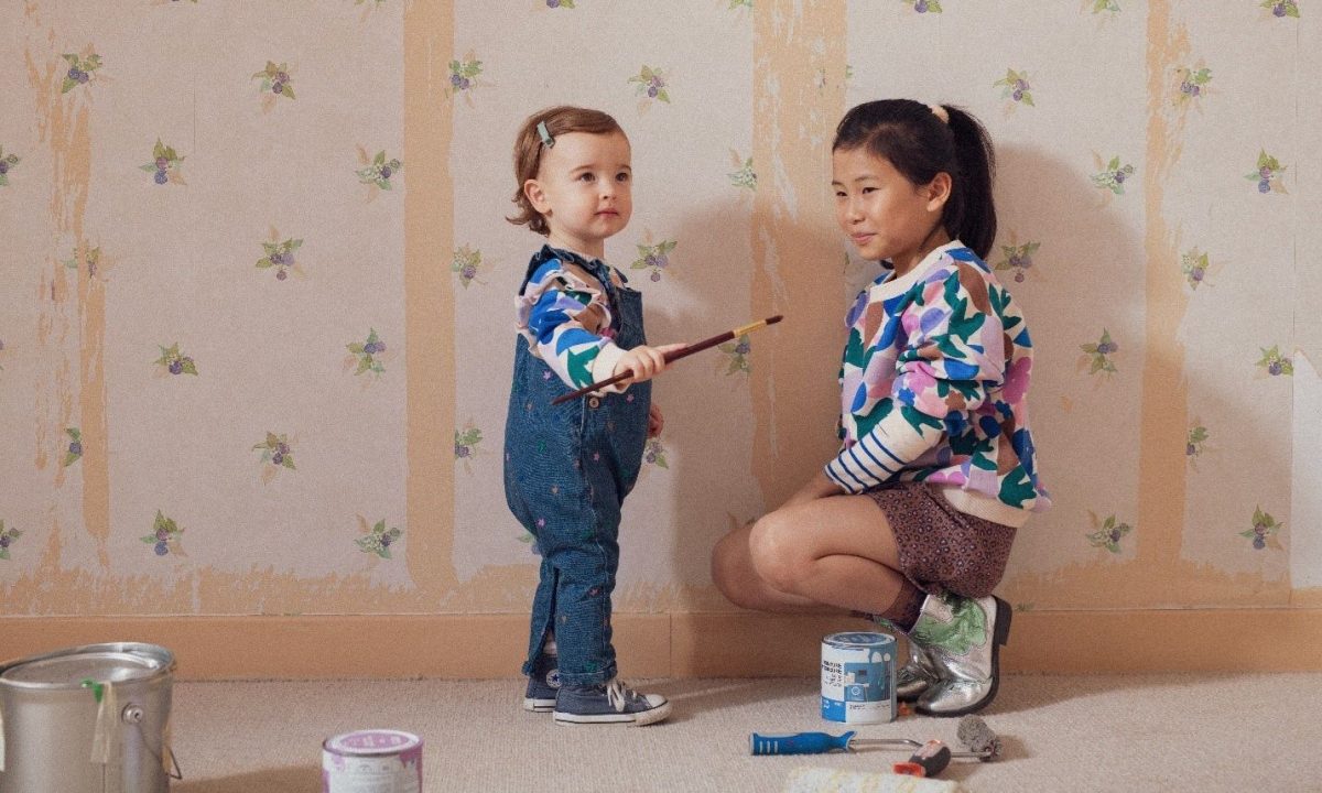 Μια παιδική ντουλάπα γεμάτη χρώματα από το καλοκαίρι ως την επιστροφή στα θρανία