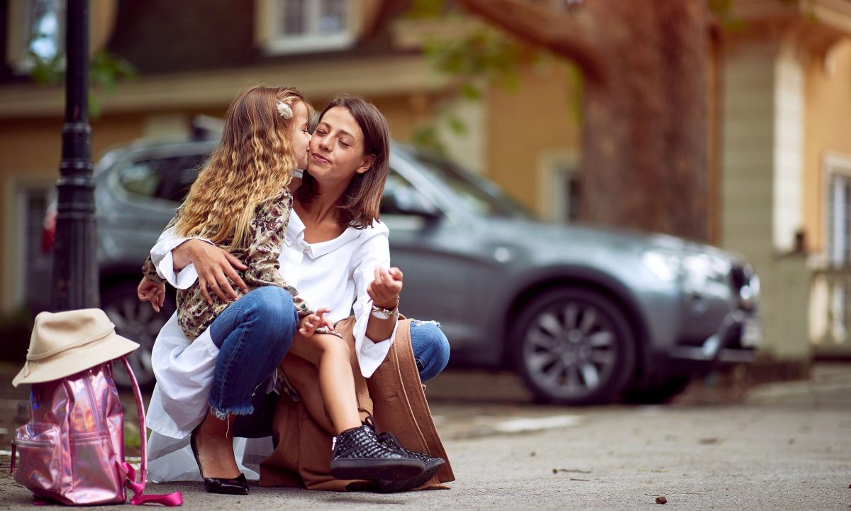 Αγκαλιές, ρουτίνες και λίγα λόγια: Οι πρώτες μέρες στο σχολείο χωρίς άγχος