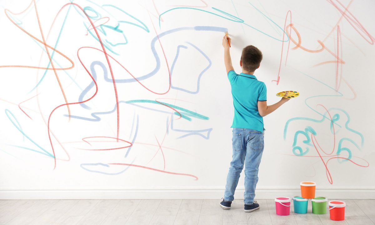 Γυναίκα ζητά από την αδελφή της να πληρώσει αφού τα παιδιά της ζωγράφισαν στους τοίχους του σπιτιού