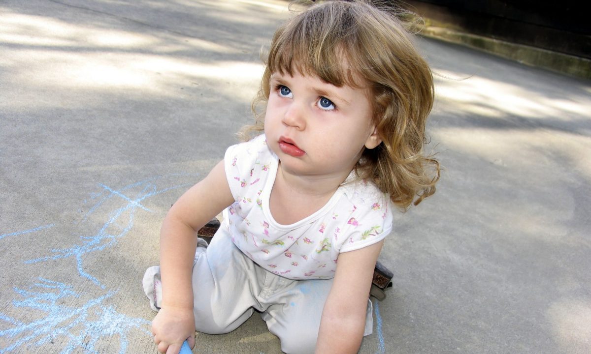 9 πράγματα που τα νήπια καταλαβαίνουν αλλά προσποιούνται πως δεν ξέρουν, σύμφωνα με παιδοψυχολόγους