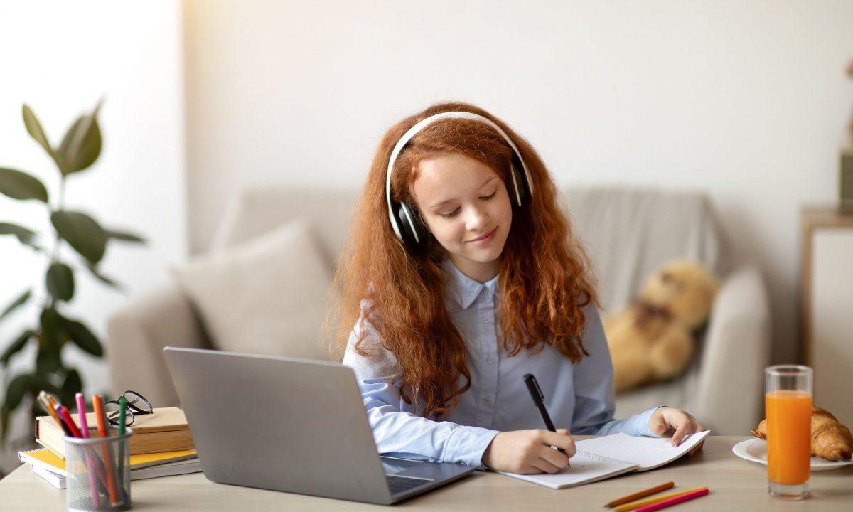 Το παιδί σου ακούει μουσική όταν διαβάζει; Δες γιατί είναι απολύτως φυσιολογικό