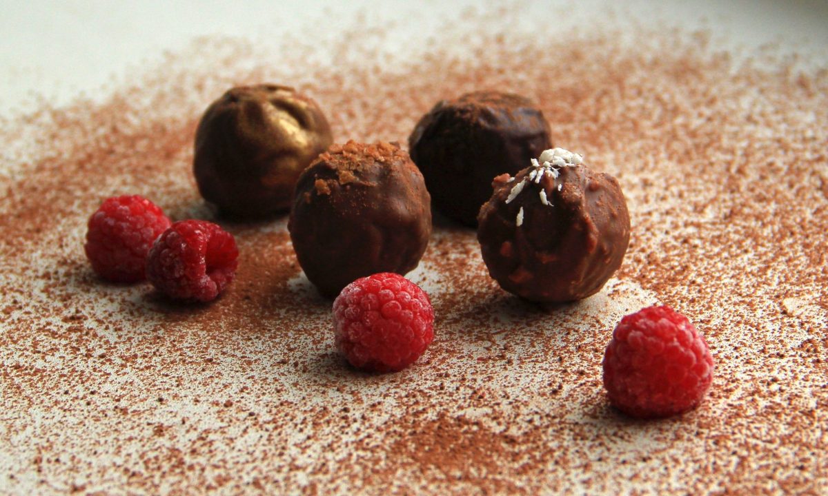 Φτιάξε τα πιο νόστιμα τρουφάκια με σμέουρα και τριμμένη καρύδα σε λίγα λεπτά