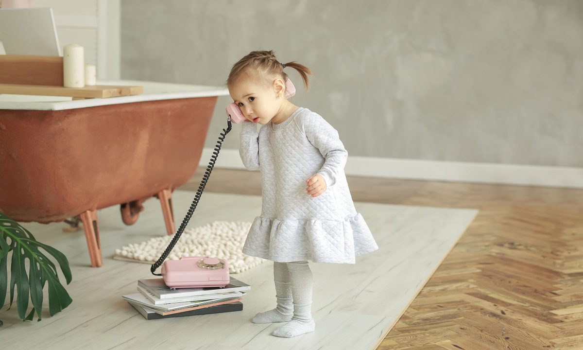 Τα σταθερά τηλέφωνα επιστρέφουν – και βοηθούν τις οικογένειες με σημαντικό τρόπο