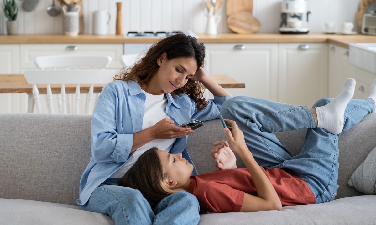 2 στους 3 γονείς ομολογούν ότι οι οθόνες περιορίζουν τις οικογενειακές στιγμές