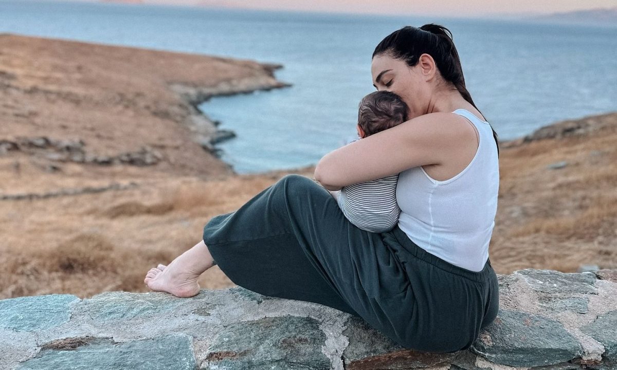 Ευρυδίκη Βαλαβάνη: Η selfie με τον σύζυγό της και τον γιο τους στο ασανσέρ