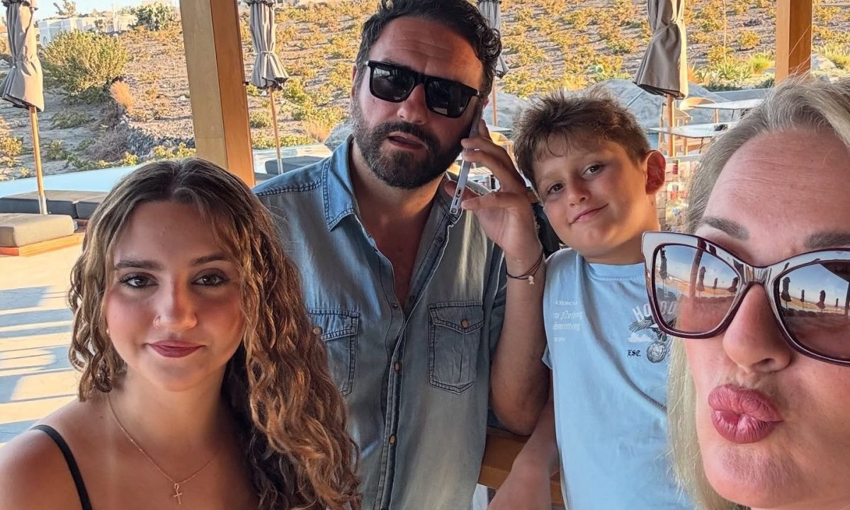 Μια ευτυχισμένη οικογένεια: Ο Μελέτης Ηλίας ποζάρει με τη σύζυγό του και τα παιδιά τους
