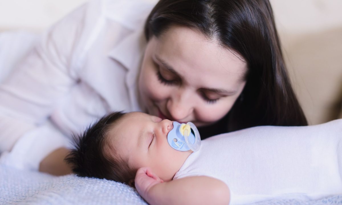 Μας λένε ότι κακομαθαίνουμε τα μωρά μας… αλλά εμείς ξέρουμε καλύτερα