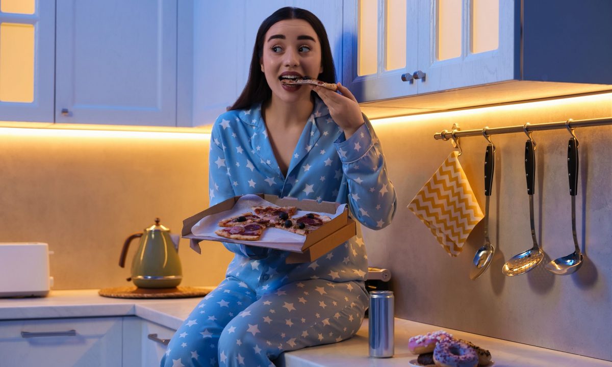 12 βραδινές συνήθειες που μπορεί να εμποδίζουν την απώλεια βάρους