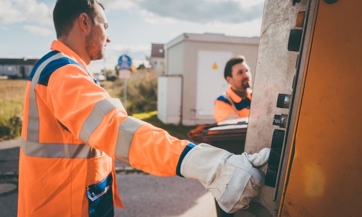 Σκουπιδιάρης βρήκε τα σκουπίδια χειροτεχνίας μιας μικρής - Αυτό που έκανε μετά συγκίνησε τους πάντες