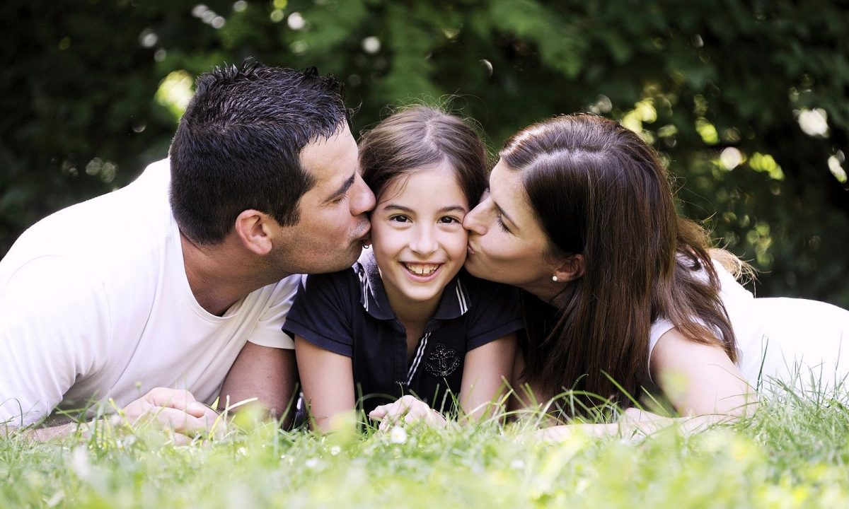 9 συνήθειες γονιών που μεγαλώνουν παιδιά με εξαιρετικές κοινωνικές δεξιότητες