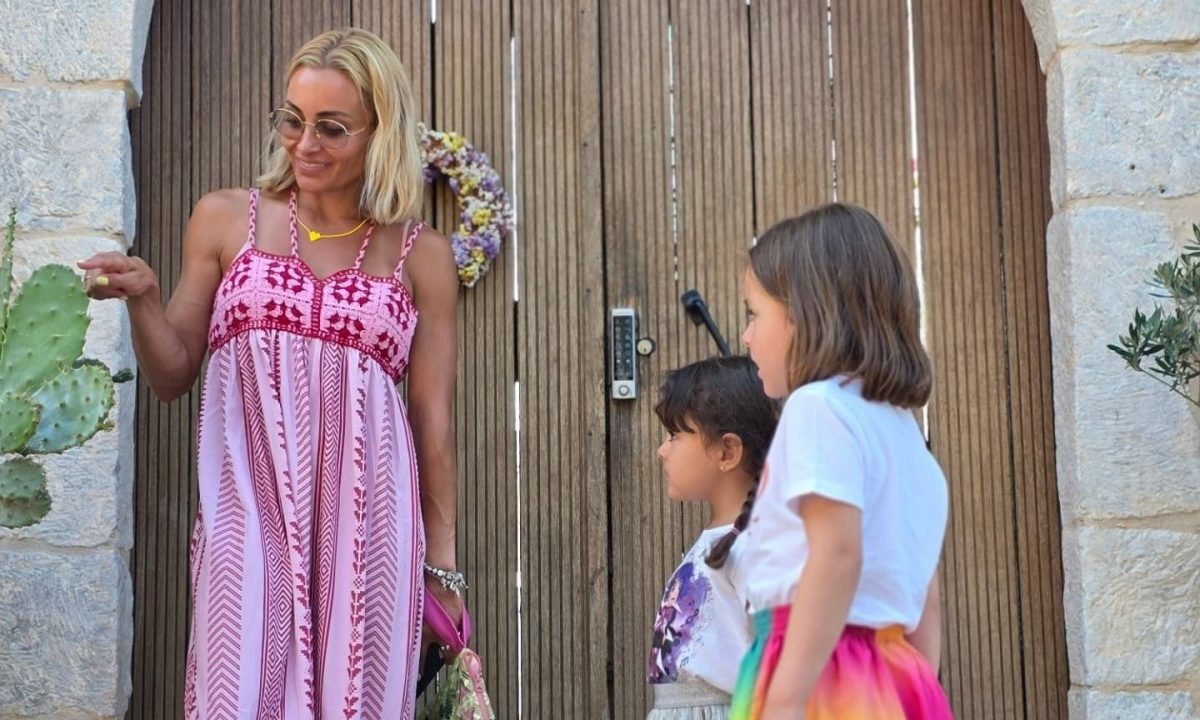 Βασιλική Μιλλούση: Οι κόρες της βρήκαν τον πιο χαριτωμένο τρόπο να δοκιμάζουν ρούχα