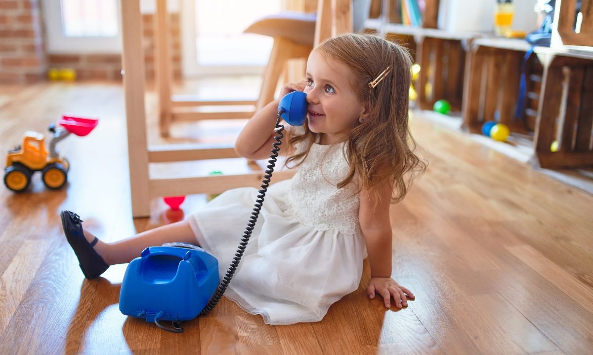 Ξεχάστε τα smartphones: Τα σταθερά τηλέφωνα κερδίζουν ξανά τις καρδιές των παιδιών