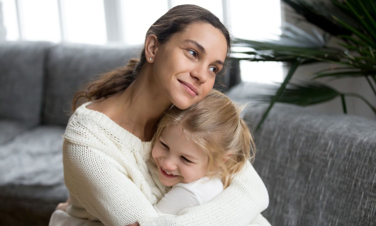 Προσκόλληση στην παιδική ηλικία: Πότε εμφανίζεται και πώς επηρεάζει τη ζωή του παιδιού