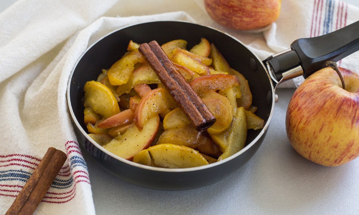 Μήλα στο τηγάνι με κανέλα και βούτυρο – Το πιο απλό φθινοπωρινό γλυκό