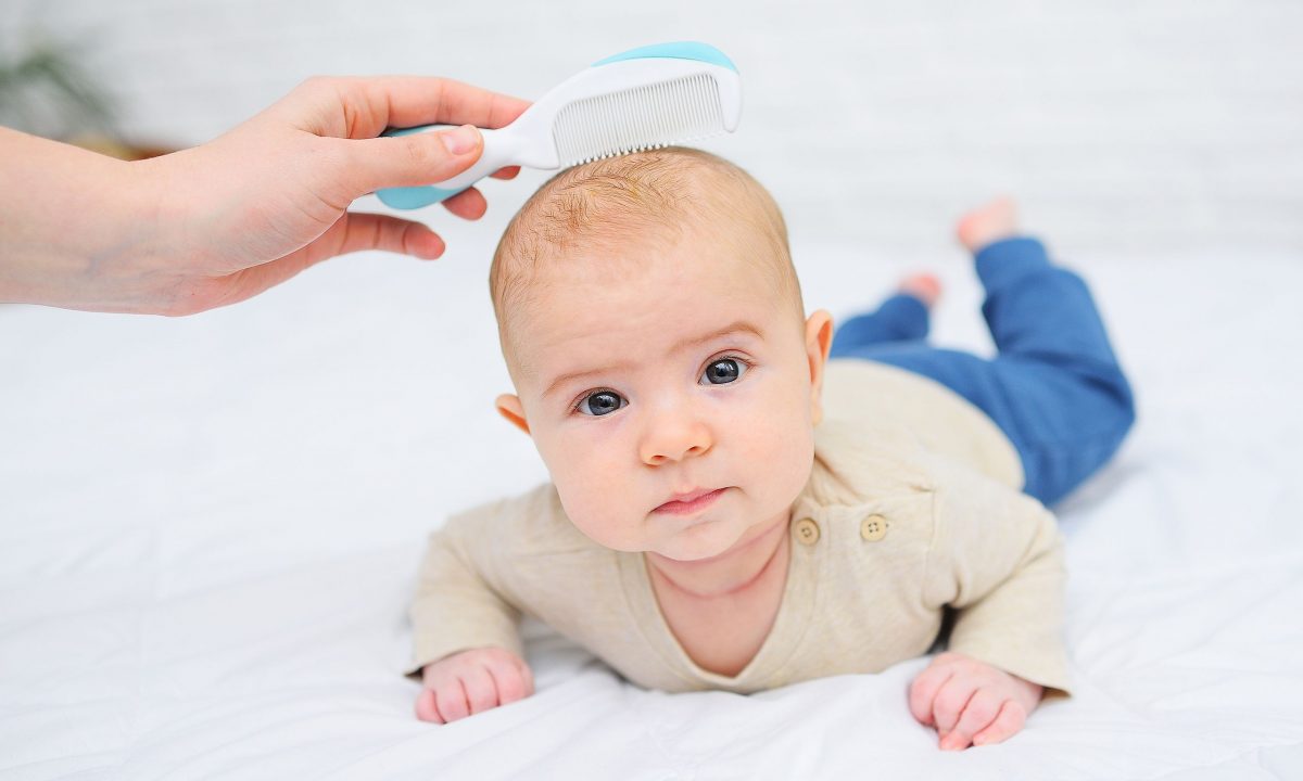 Πώς πρέπει να βουρτσίζετε τα μαλλιά του μωρού σας;