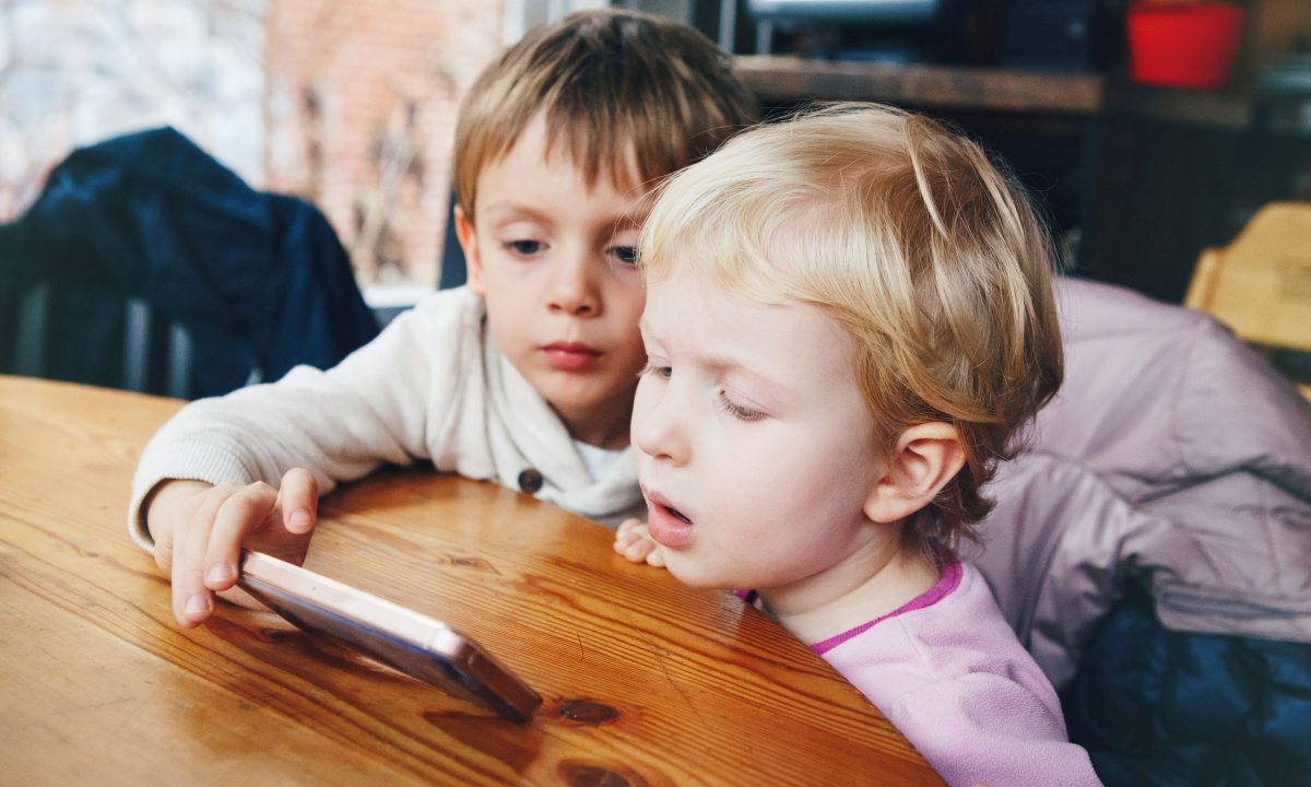 Πότε και πώς να μάθετε στα παιδιά σας να καλούν τα τηλέφωνα έκτακτης ανάγκης