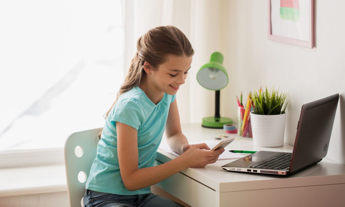 Πώς χρησιμοποιούν οι Έλληνες έφηβοι την AI και το YouTube; Τι δείχνει έρευνα