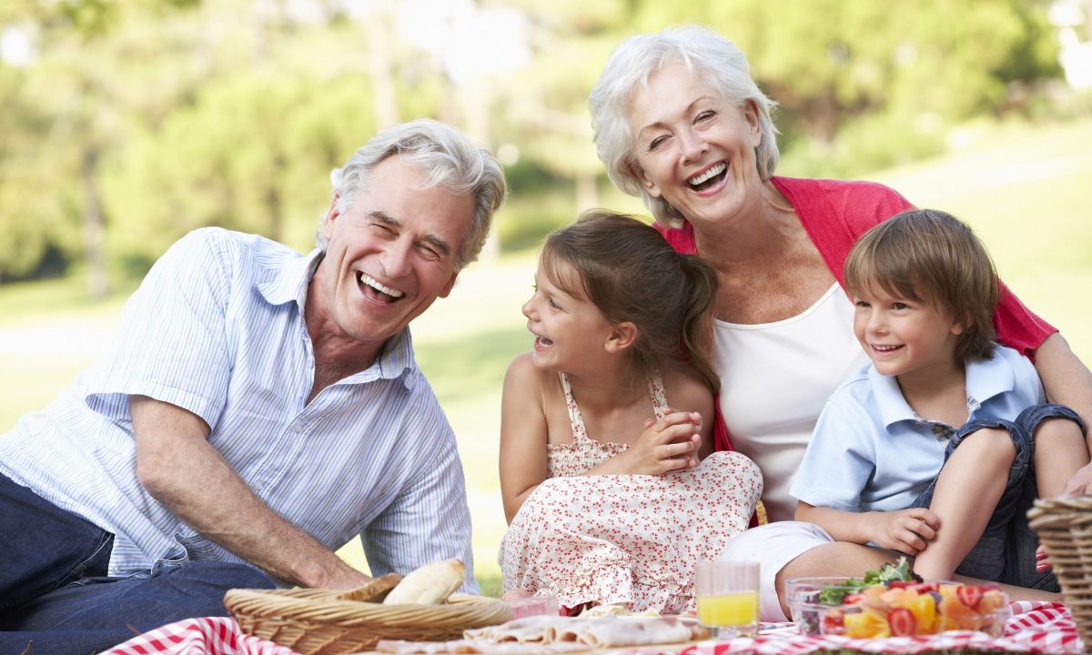 Πώς να μιλήσετε με τα παιδιά σας για τη σημασία και τη φροντίδα των ηλικιωμένων