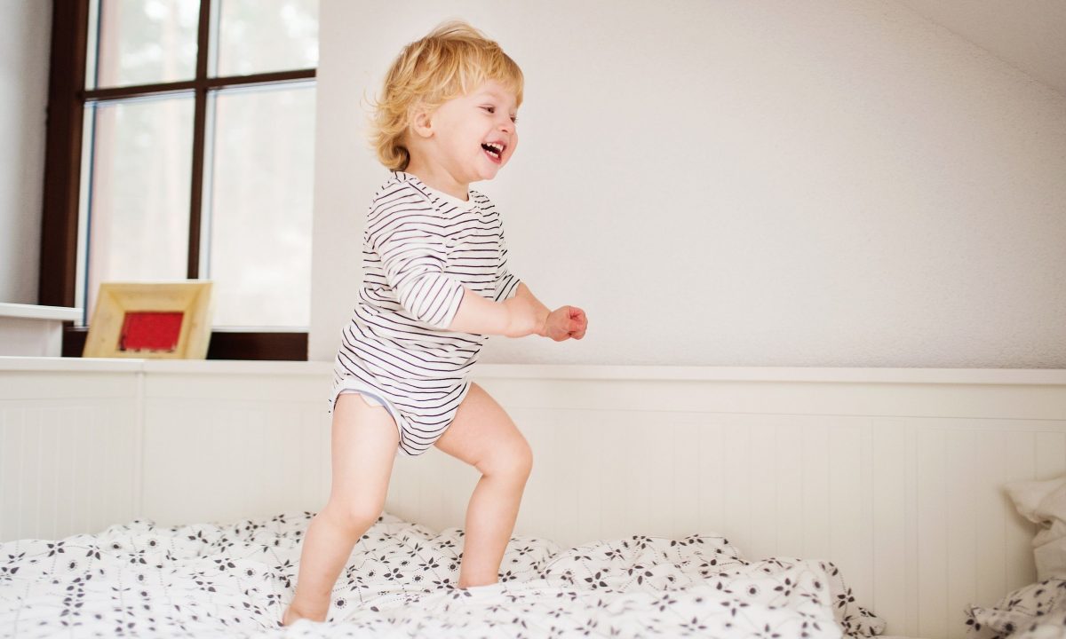 Πότε και πώς να κάνει το νήπιό σας τη μετάβαση από την κούνια στο κρεβάτι