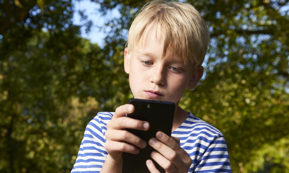 Μπορεί να εφαρμοστεί στην πράξη η απαγόρευση των social media στα παιδιά κάτω των 15;