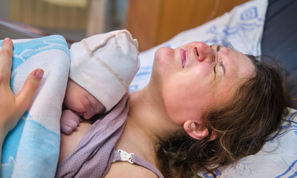 Μαμά, εσύ που βίωσες έναν τραυματικό τοκετό, δεν είσαι μόνη