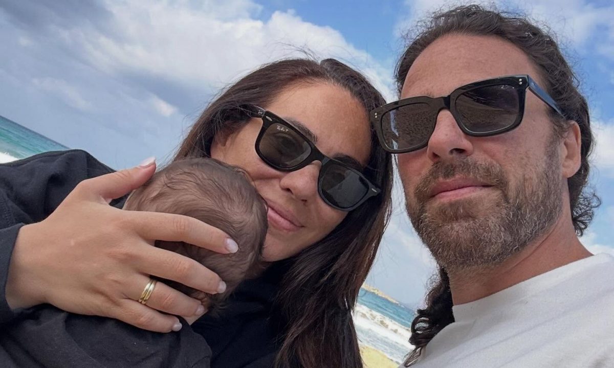 Ευρυδίκη Βαλαβάνη: Νέες φωτογραφίες από τα Χανιά με τον σύζυγό της και τον γιο τους