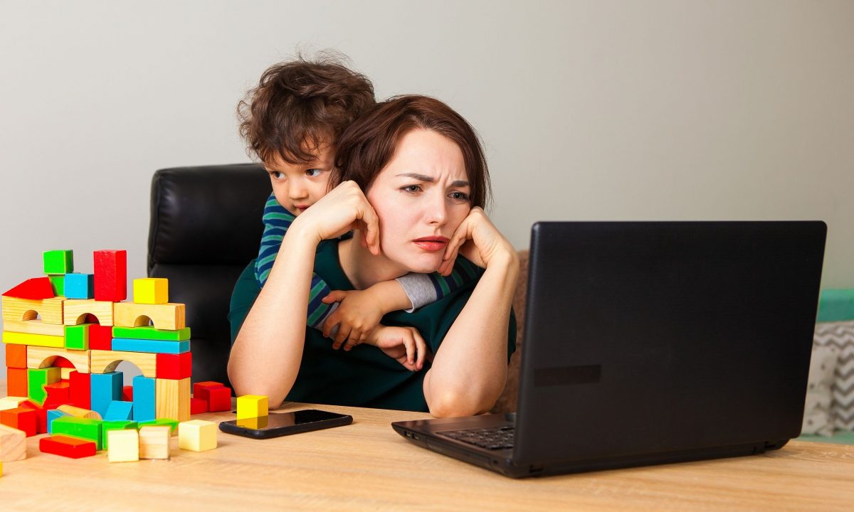 Το αόρατο βάρος που κουβαλά κάθε εργαζόμενη μητέρα