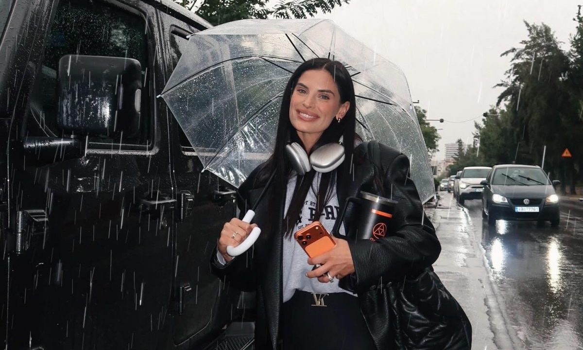 Οι δίδυμες Αριάνα και Φιλίππα στις Σπέτσες — Ένα ξέγνοιαστο ΣK με τη μαμά και τη θεία