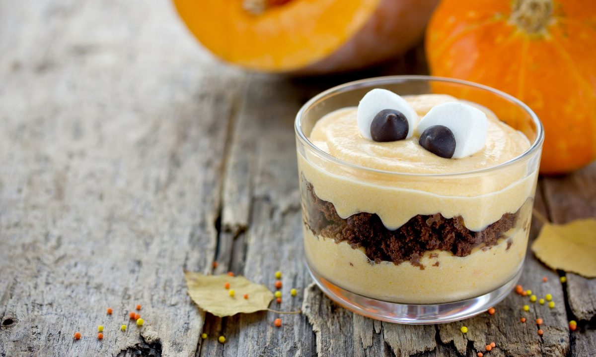 Halloween μους γλυκιάς κολοκύθας με μπισκότα σοκολάτας σε ποτήρι