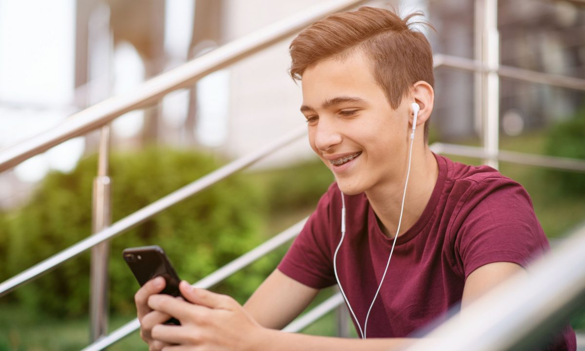 Τι βλέπει ο έφηβος γιος σας στα social media; - Γιατί οι γονείς πρέπει να ανησυχήσουν;