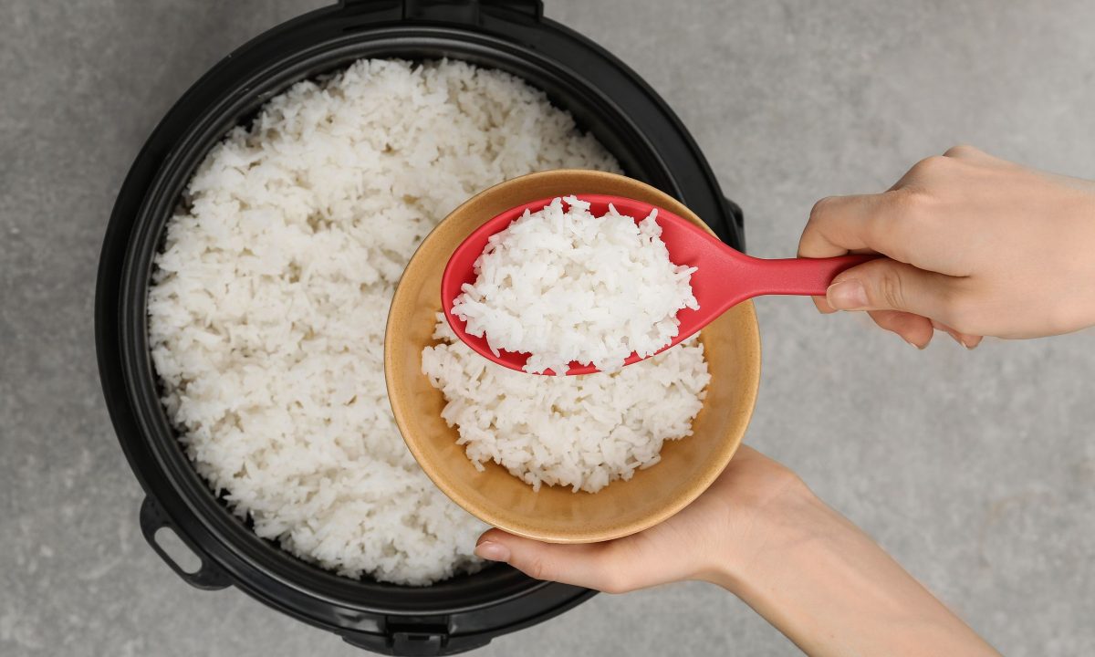 Είναι ασφαλές να τρώτε το μαγειρεμένο ρύζι που περίσσεψε; Τι λένε οι διατροφολόγοι