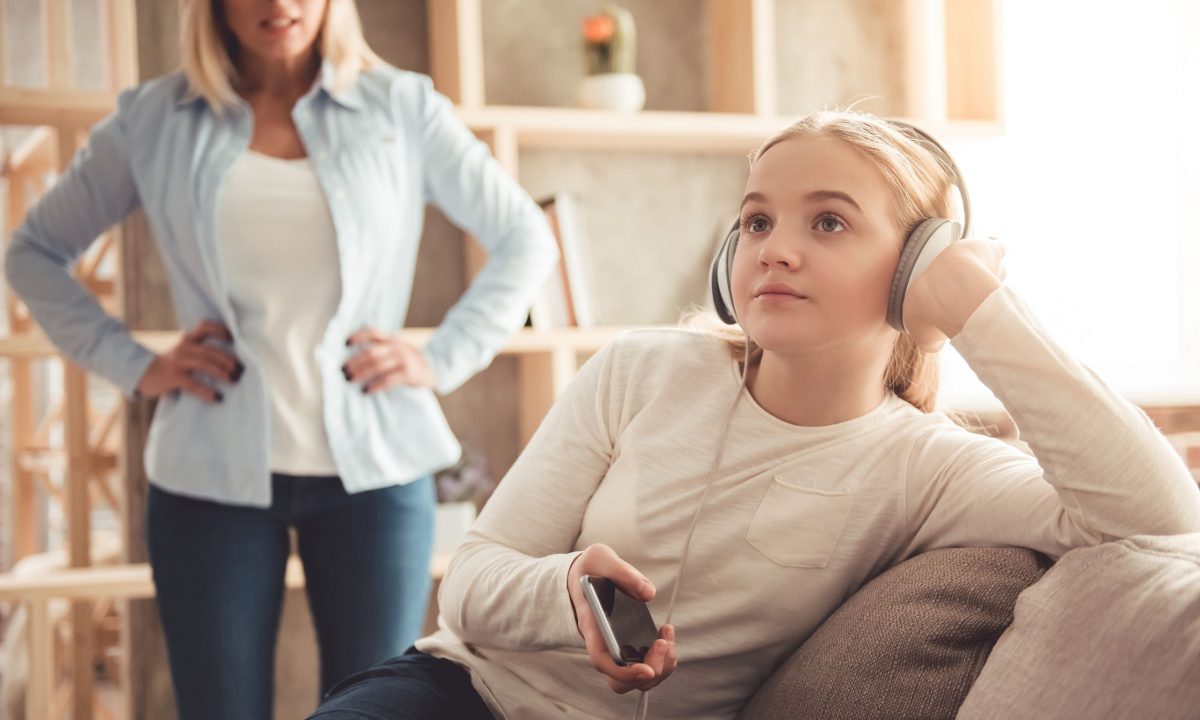 4 απλοί τρόποι να έρθεις πιο κοντά με το παιδί σου, ακόμα κι όταν σε αγνοεί