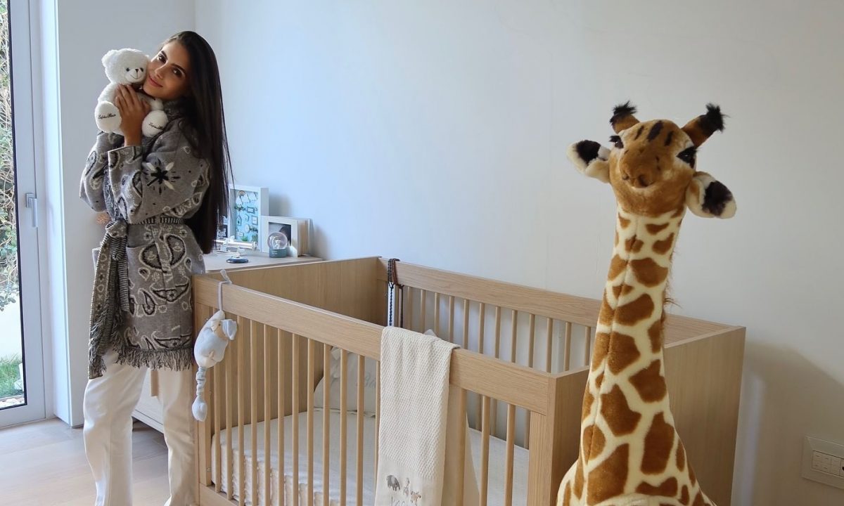 Αλεξάνδρα Νίκα: Η εξομολόγηση για τη μητρότητα και το παιδικό δωμάτιο του γιου της σε γήινους τόνους