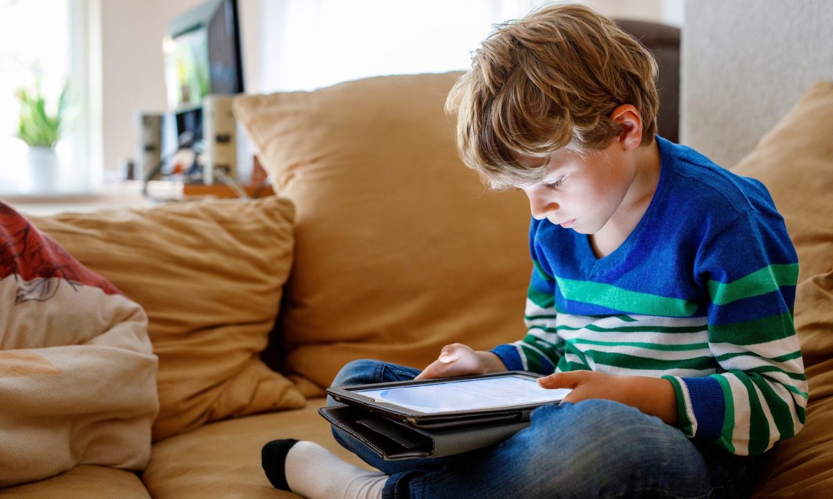 Η υπερβολική χρήση οθονών μπορεί να επηρεάσει τις σχολικές επιδόσεις των παιδιών, σύμφωνα με έρευνα