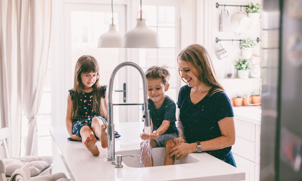 Δε χρειάζεται να είμαι «παραδοσιακή σύζυγος» για να αγαπώ το σπίτι και την οικογένειά μου