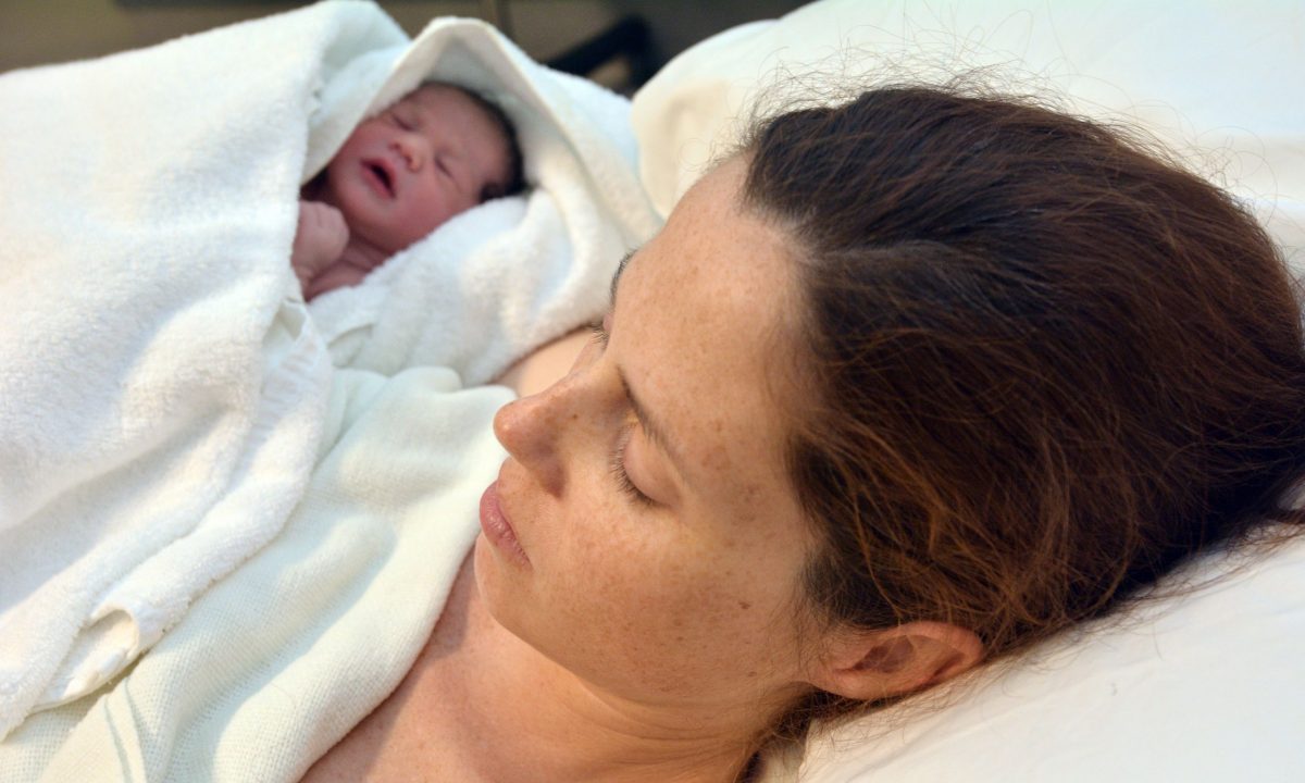 Η αλήθεια που δεν λέμε: όχι, δεν ερωτεύονται όλες οι μητέρες το μωρό τους με την πρώτη ματιά