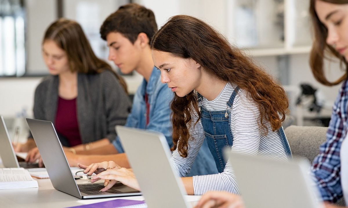 8 στους 10 εφήβους χρησιμοποιούν το AI για το σχολείο – Πόσο πρέπει να το εμπιστεύονται όμως;