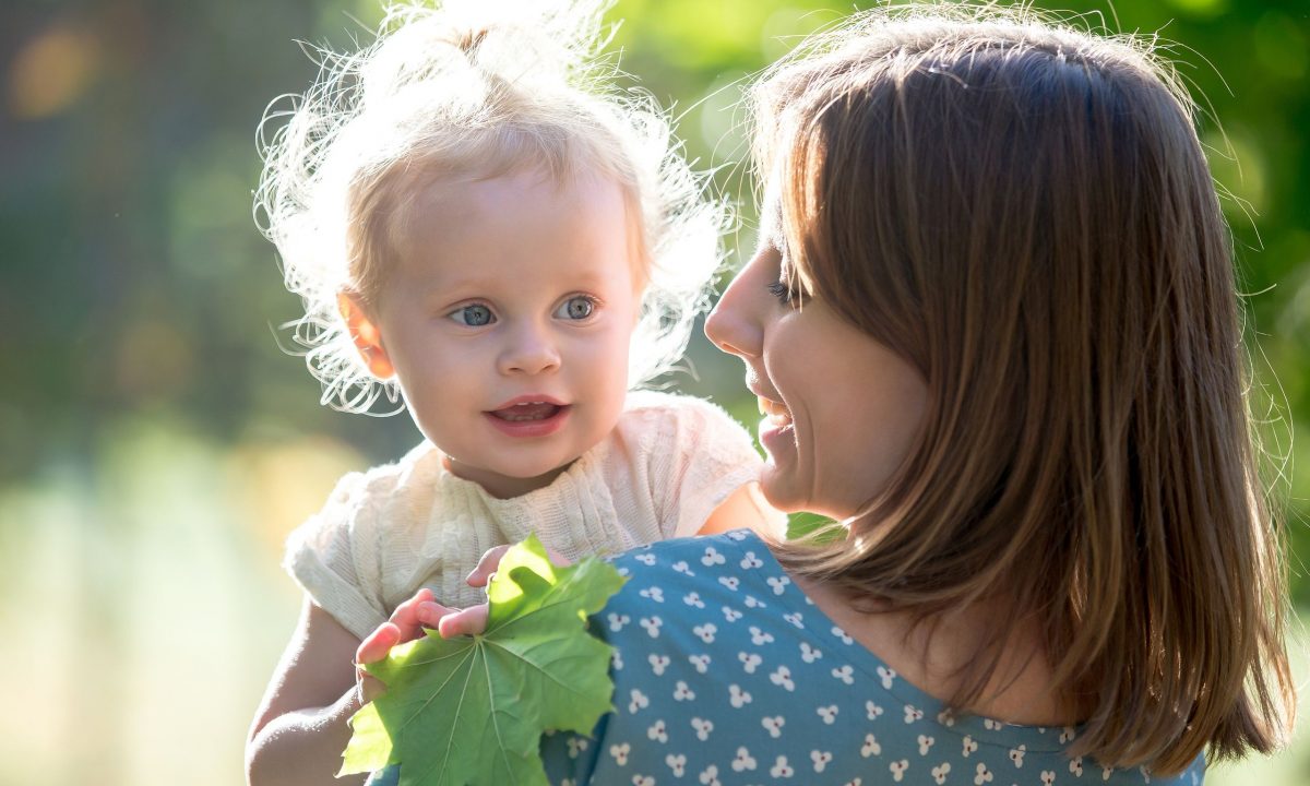 Πώς να σηκώνετε το νήπιo στην αγκαλιά σας  χωρίς να επιβαρύνετε την μέση σας, σύμφωνα με ειδικούς