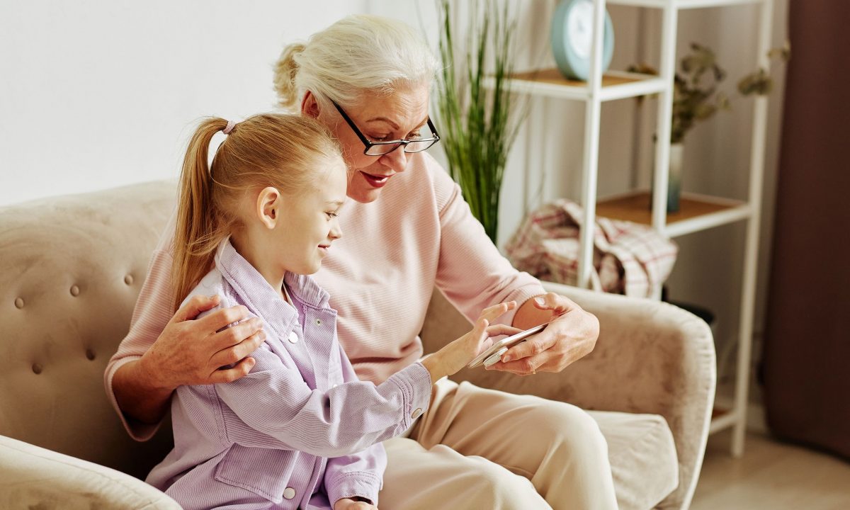 Γιαγιάδες και παππούδες πέφτουν θύματα ψευδών ειδήσεων από AI – Πώς να τους προστατέψετε