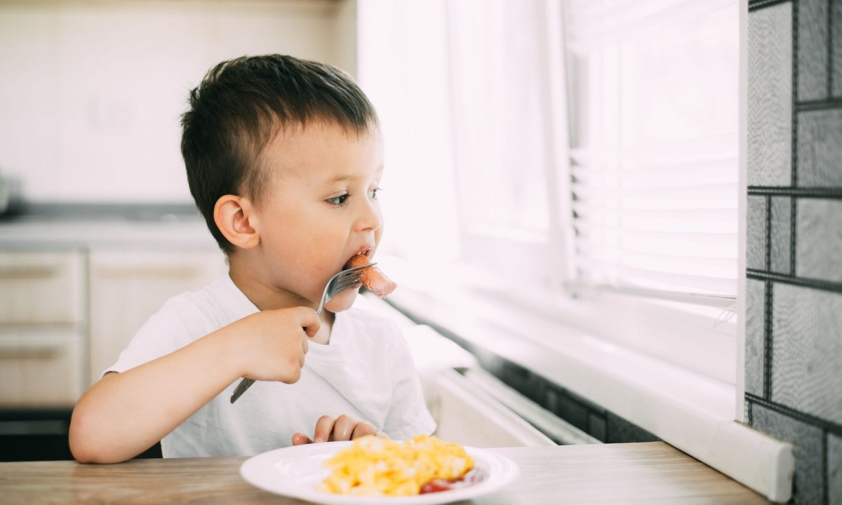 Αφράτη ομελέτα για παιδιά – Ιδανική για μωρά που ακολουθούν baby led weaning διατροφή
