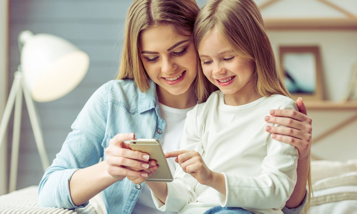 2 κανόνες που πρέπει να γνωρίζουν οι γονείς πριν δώσουν το πρώτο κινητό στο παιδί τους