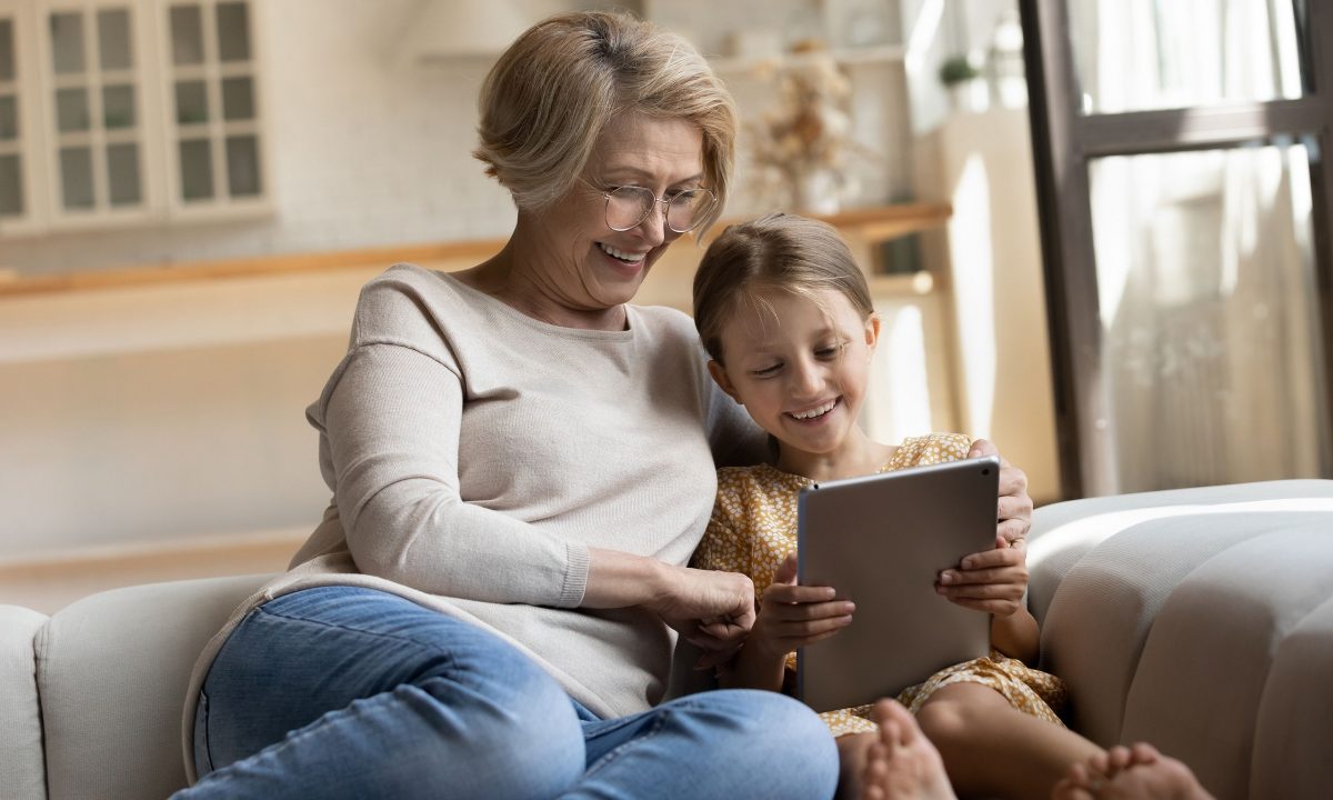 Ο ρόλος των γιαγιάδων και των παππούδων στην ψηφιακή ζωή των παιδιών: Τι πρέπει να ξέρουν οι γονείς